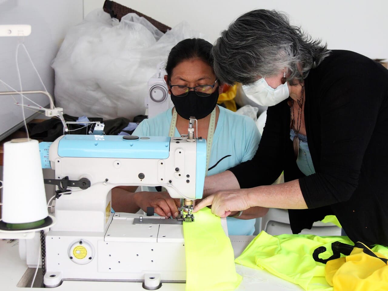 foto de mujeres cociendo