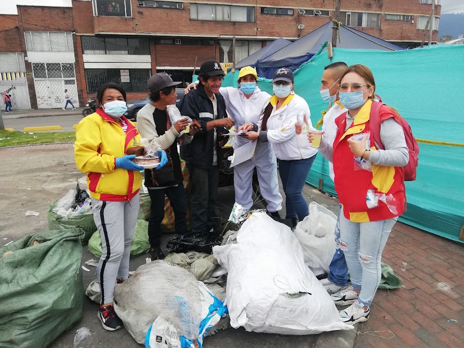 foto de habitantes de calle recibiendo comida