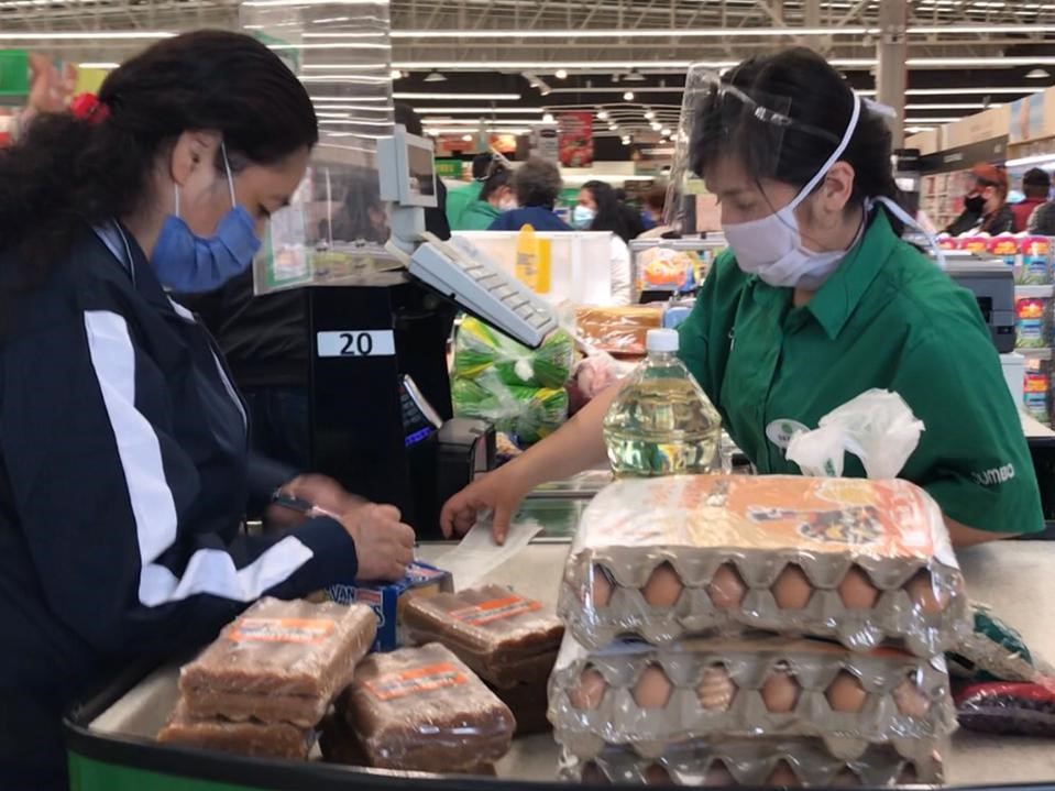 foto de mujer recibiendo mercado