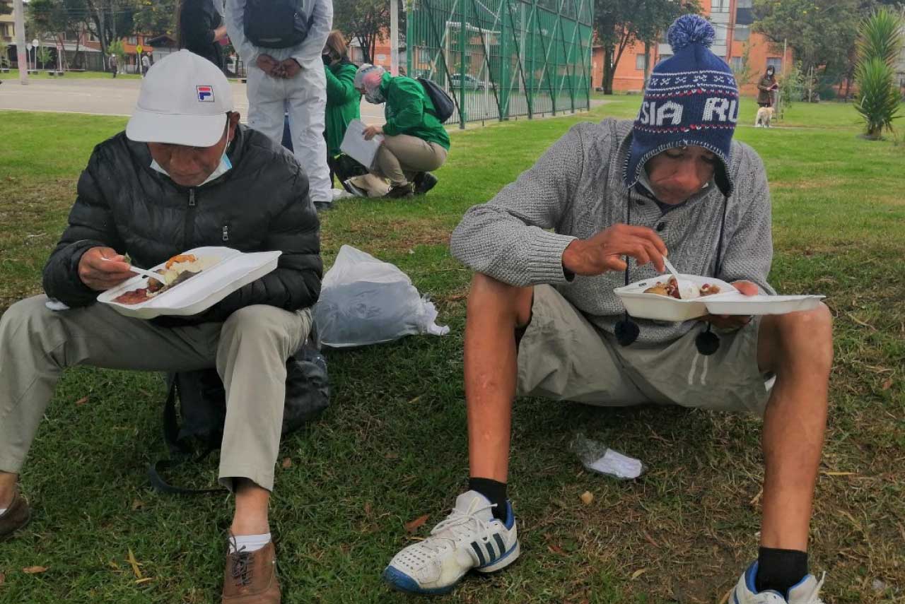 fotos de habitantes de calle recibiendo comida