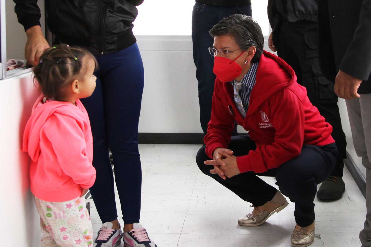 foto de alcaldesa hablando con una niña