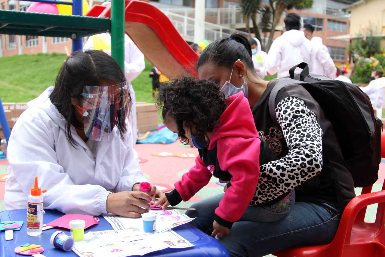 foto de niños pintando