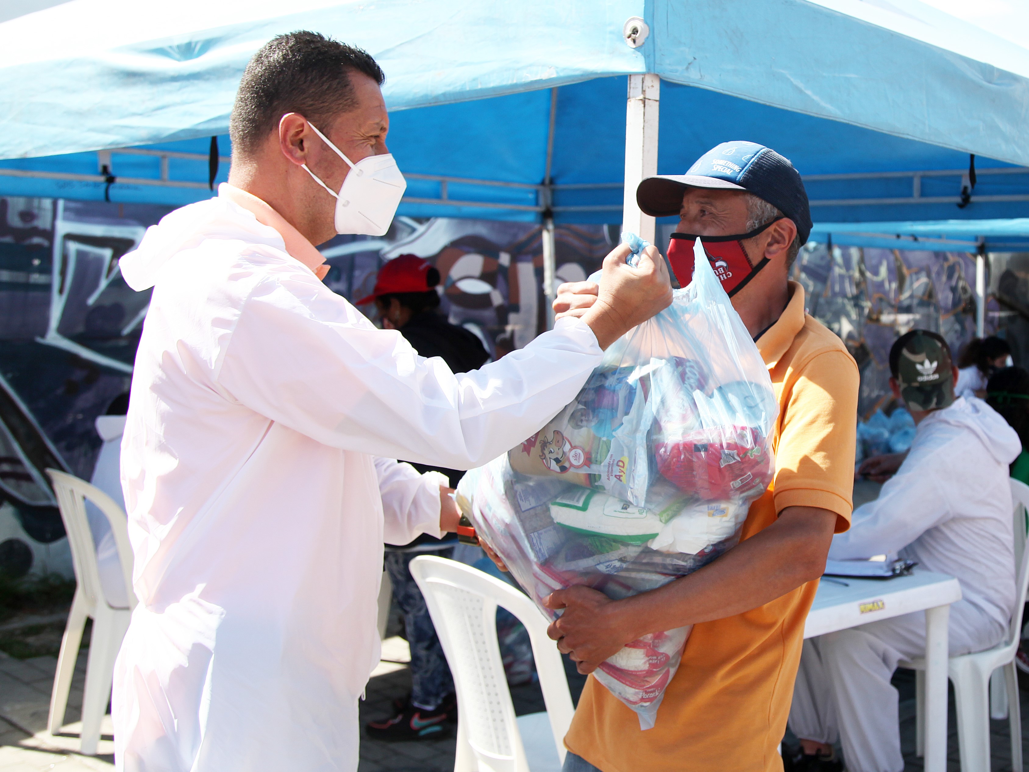 foto de funcionarios entregando mercados