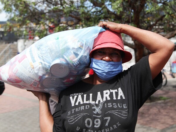 foto de mujer con mercado en la mano