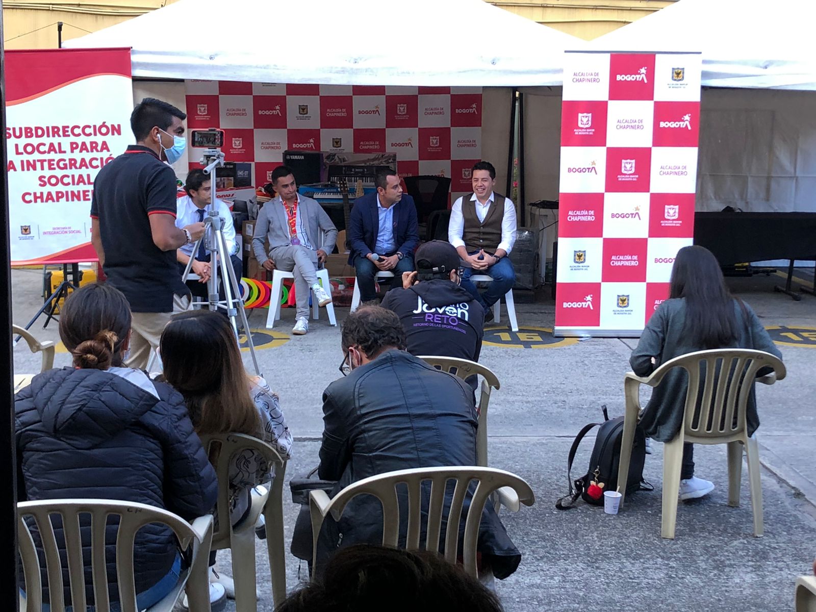 foto de jovenes sentados