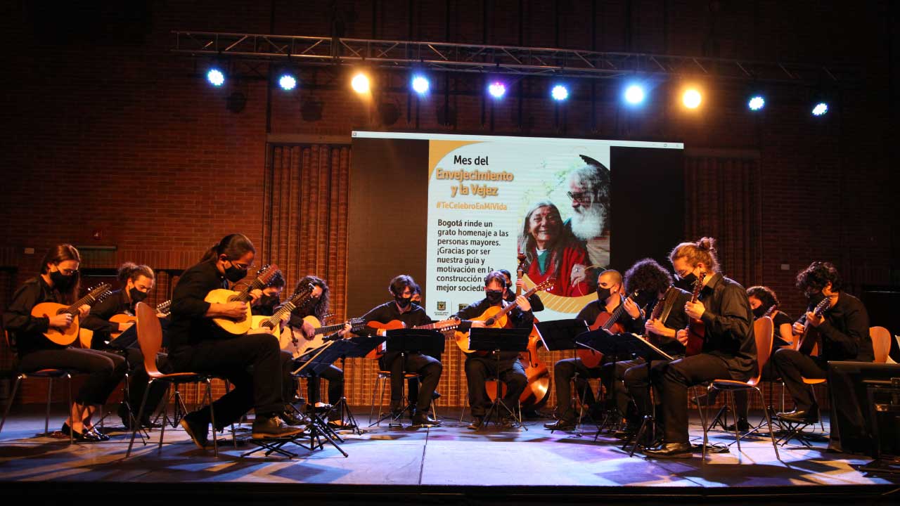 foto de clausura del mes de la vejez 2