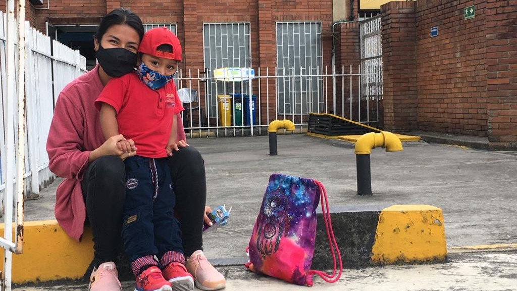 foto de cuidadora con niño pequeño