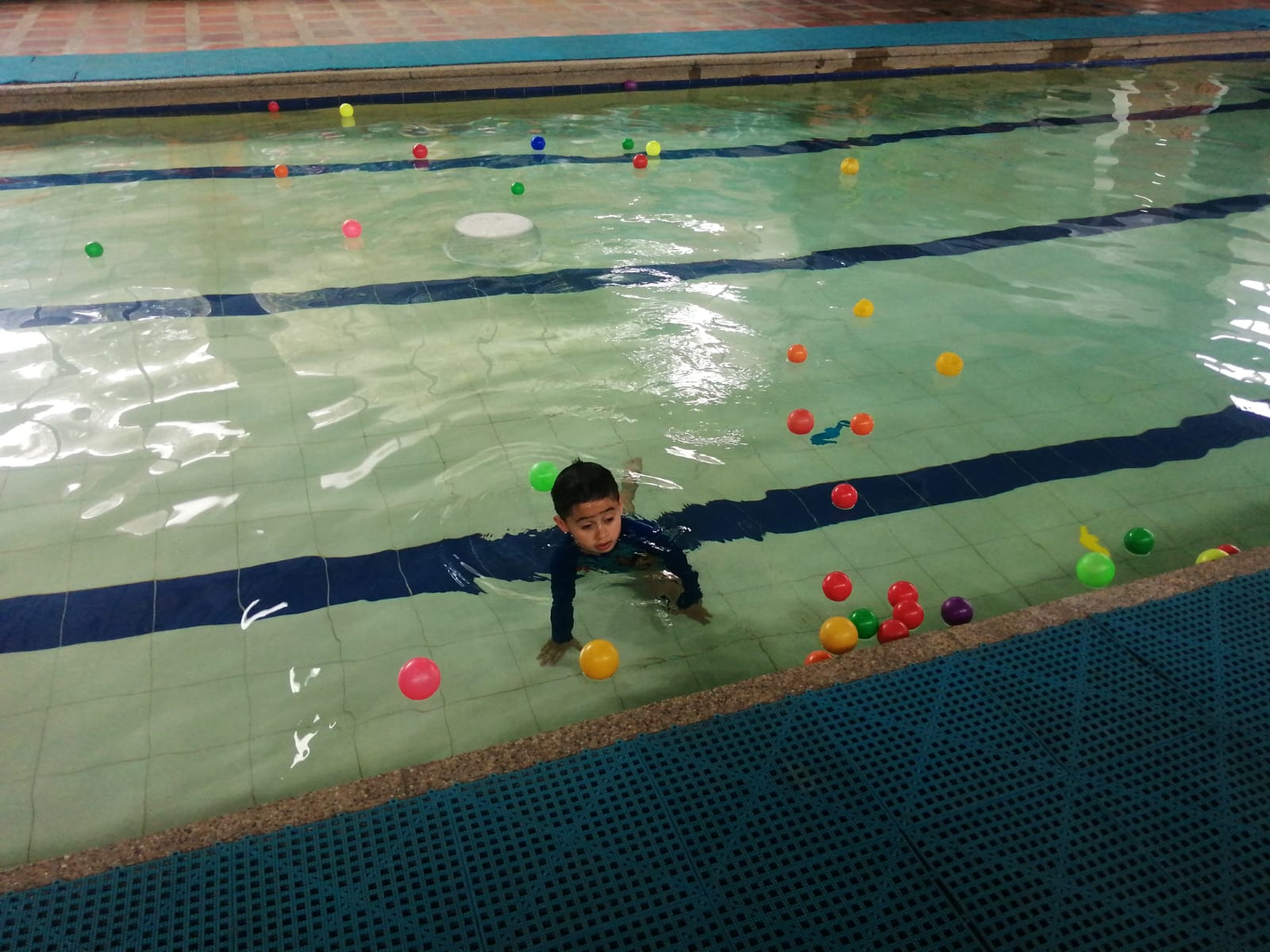 foto de niño nadando en la piscina del cdc