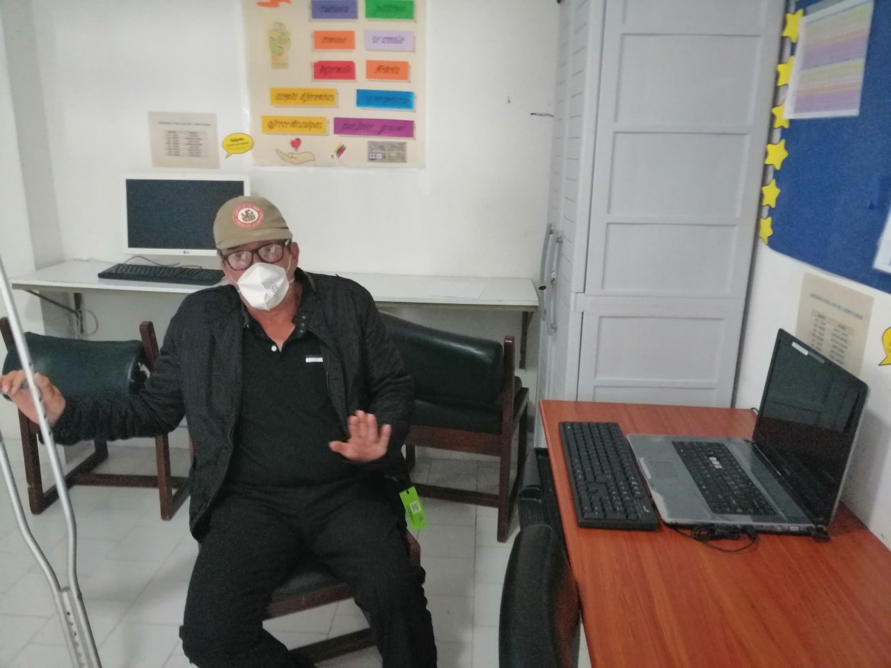 foto de persona mayor en la computadora