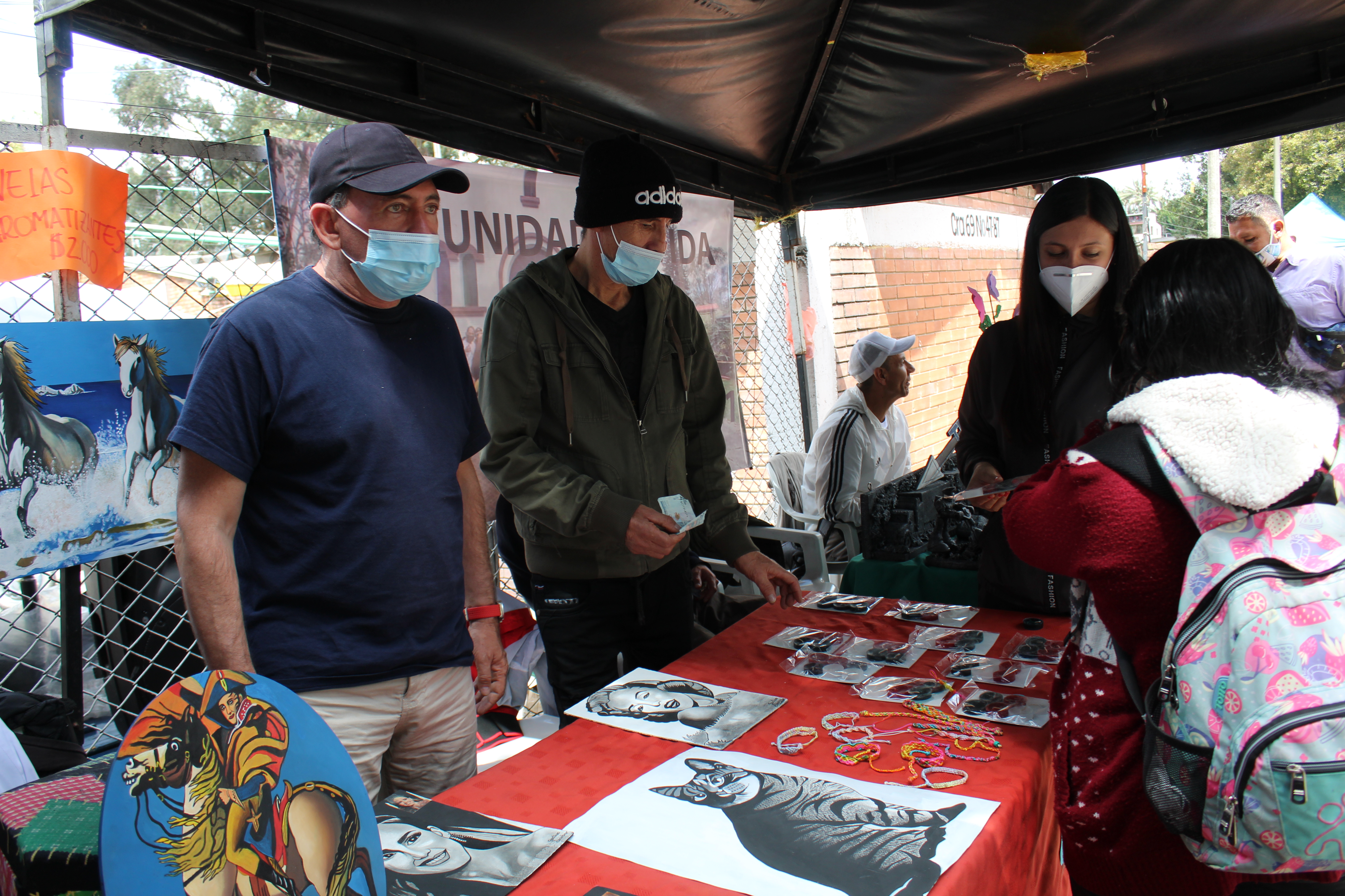 foto de exhabitantes de calle con sus artesanias 3
