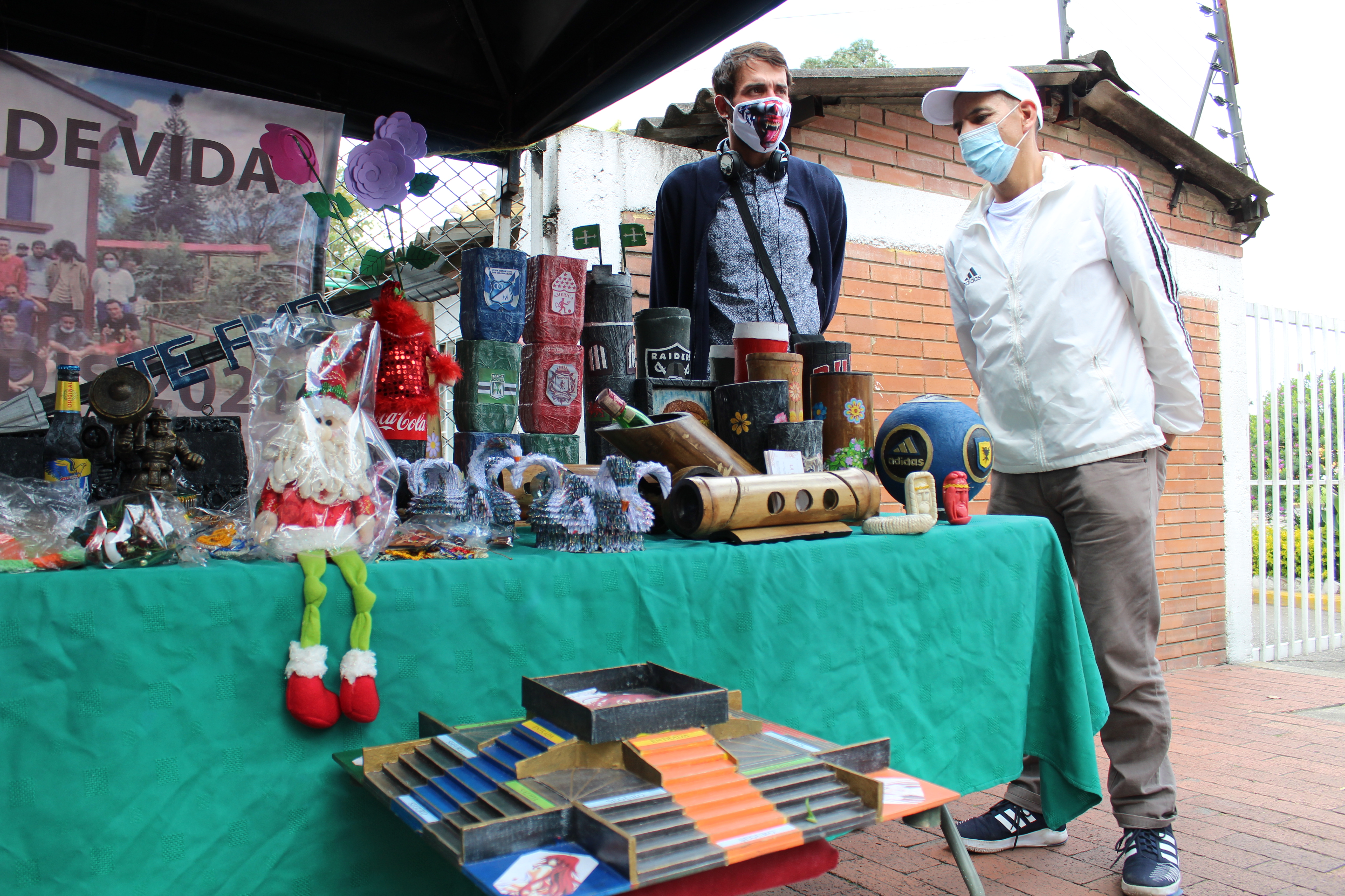 foto de exhabitantes de calle con sus artesanias 1