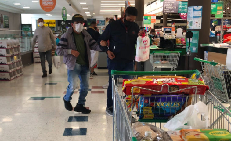 foto de personas con discapacidad recibiendo bono alimenticio