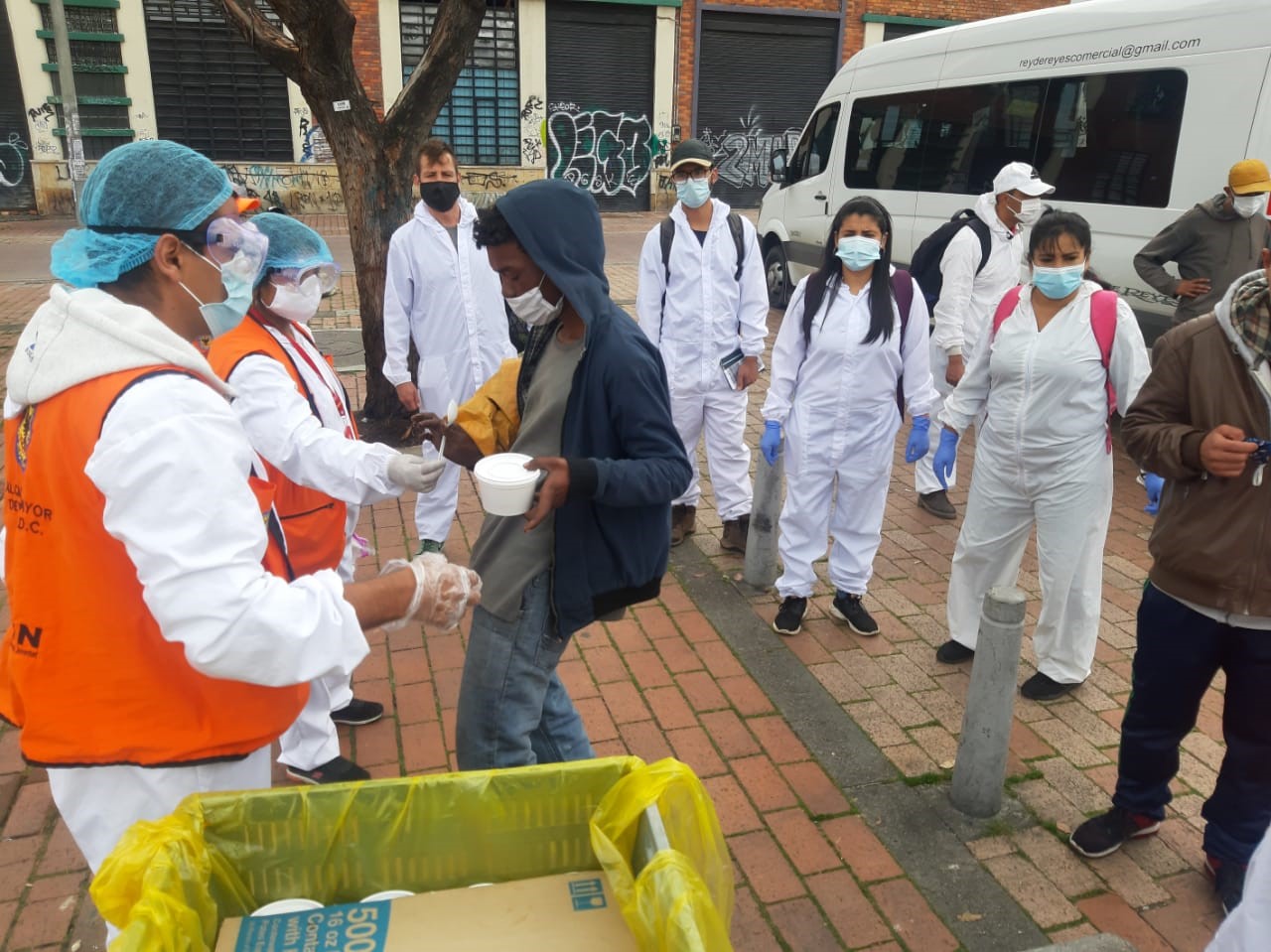 foto de entrega de alimentos