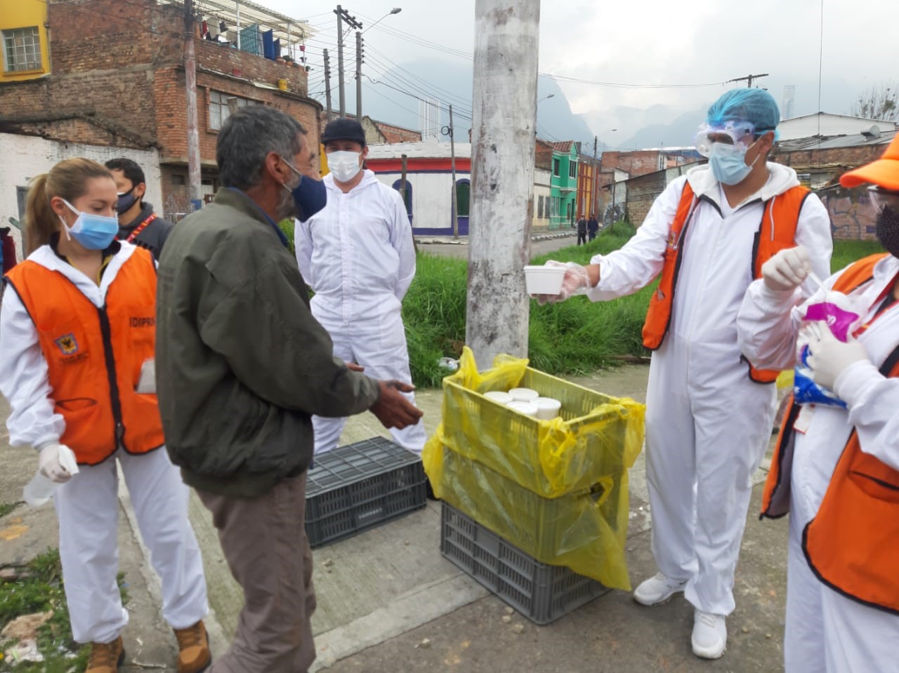 entrega de almuerzos a habitantes de calle