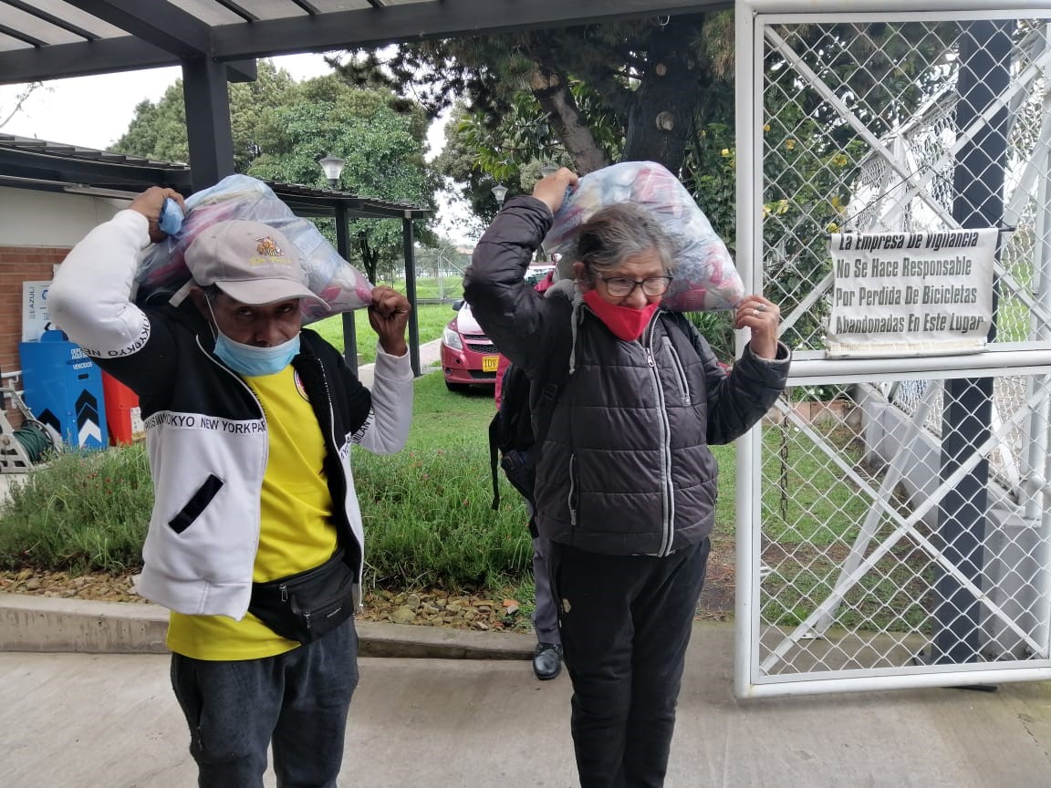 foto de persona mayores recibiendo mercados