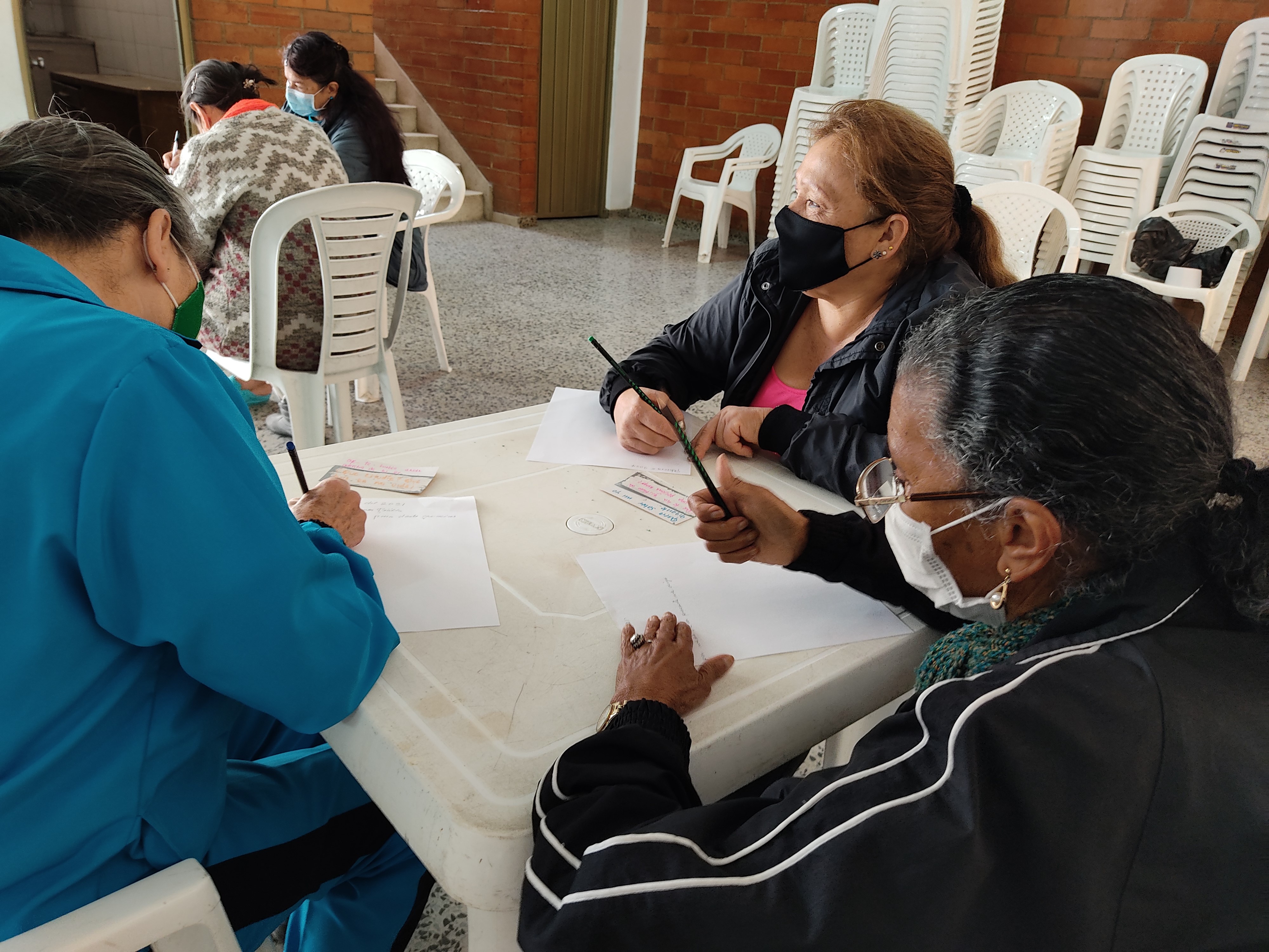 foto de personas estudiando