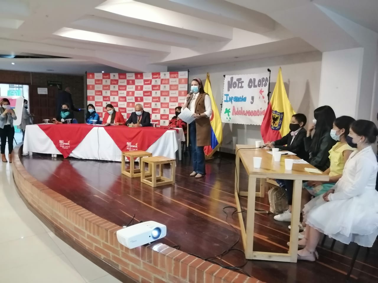 foto de mujer exponiendo las noticias de noti clops