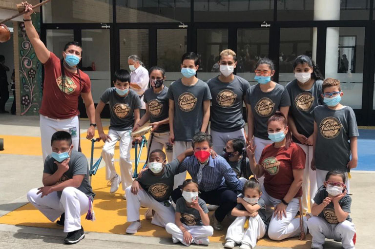 foto de niños y niñas de capoeira