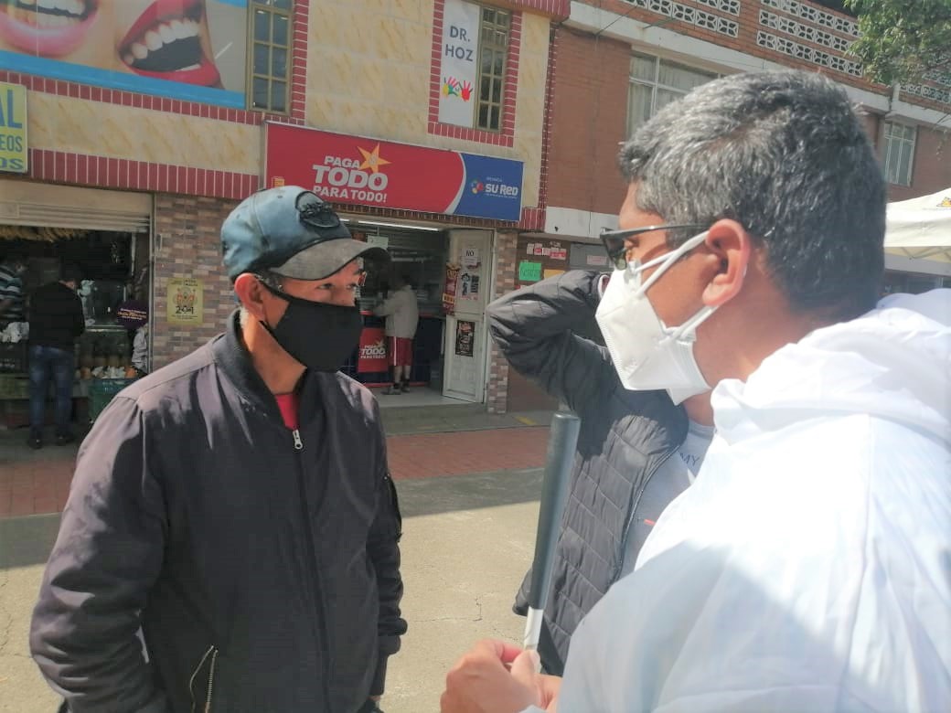 foto de persona ciega hablando con funcionario