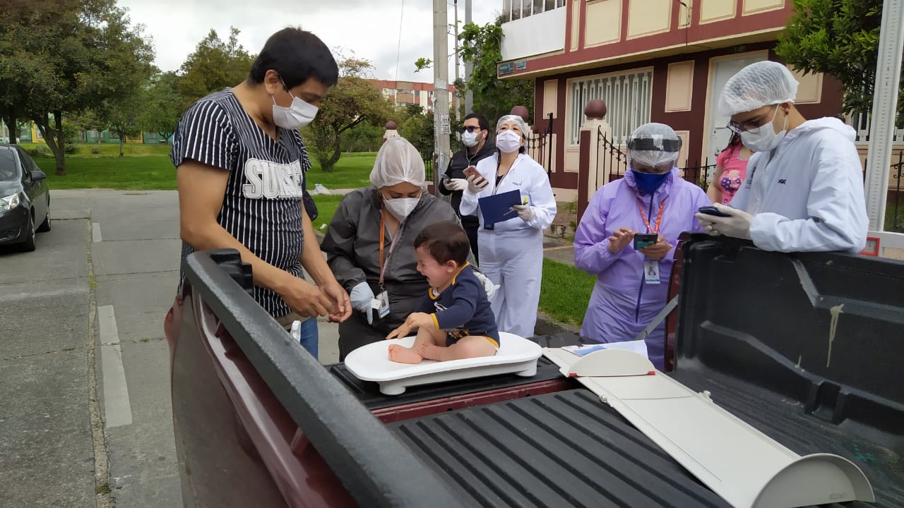 foto de profesionales de la salud atendiendo a niños y niñas 2