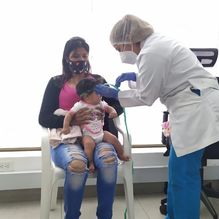 foto de profesionales de la salud atendiendo a niños y niñas 3