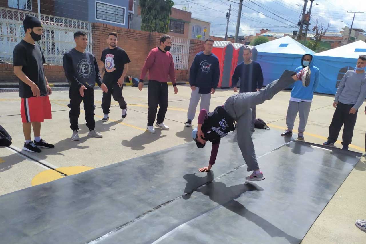 foto de jovenes bailando