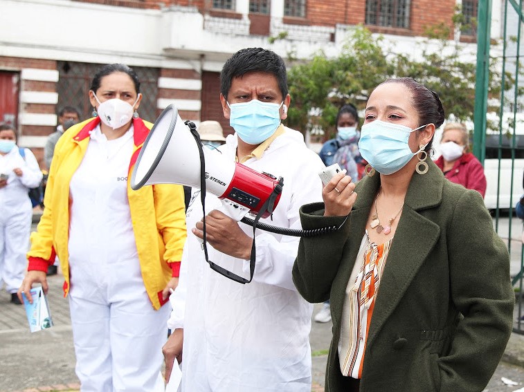 foto de secretaria hablando en publico
