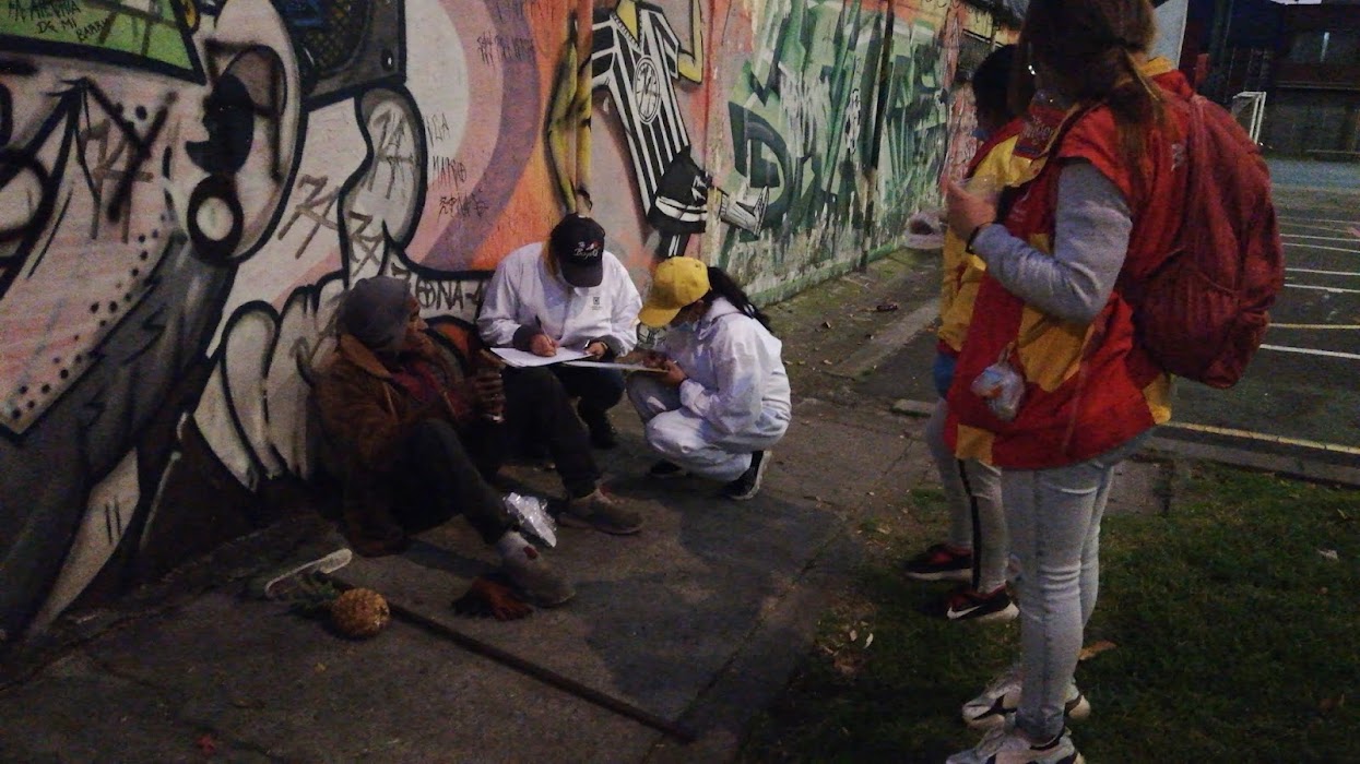 foto de funcionarios ayudando a habitantes de calle