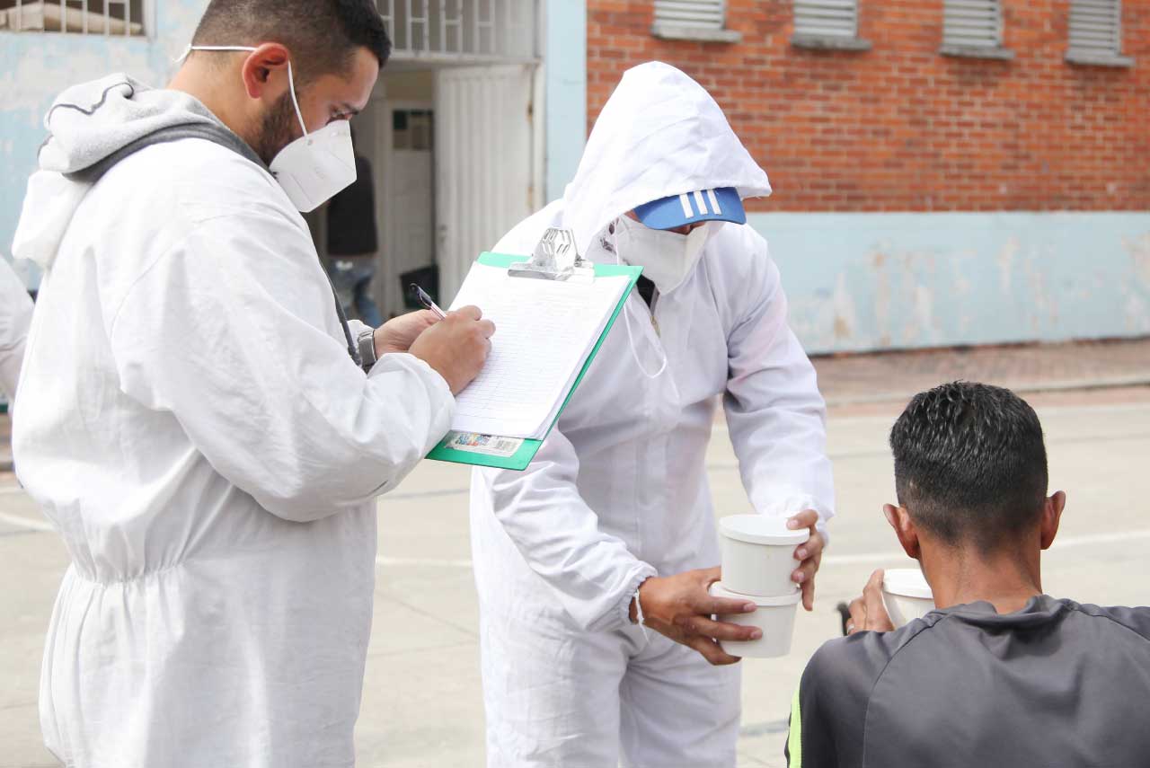 foto de funcionarios entregando almuerzos