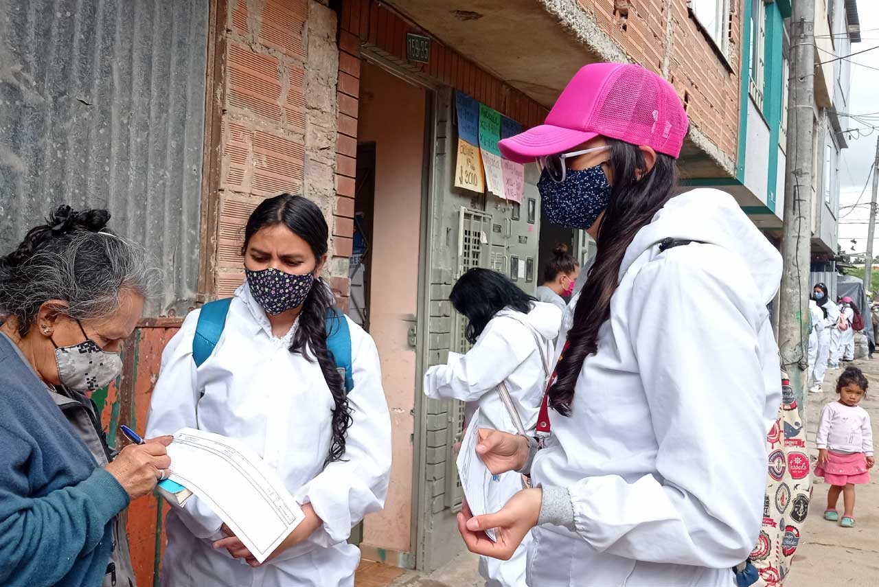 foto de funcionarias haciendo censo