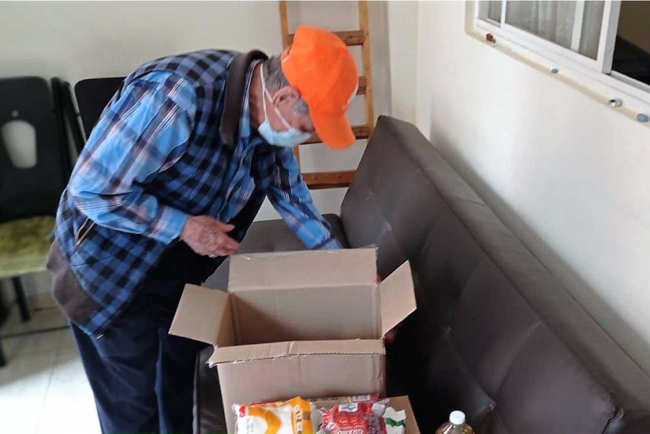 foto de persona mayor recibiendo mercado