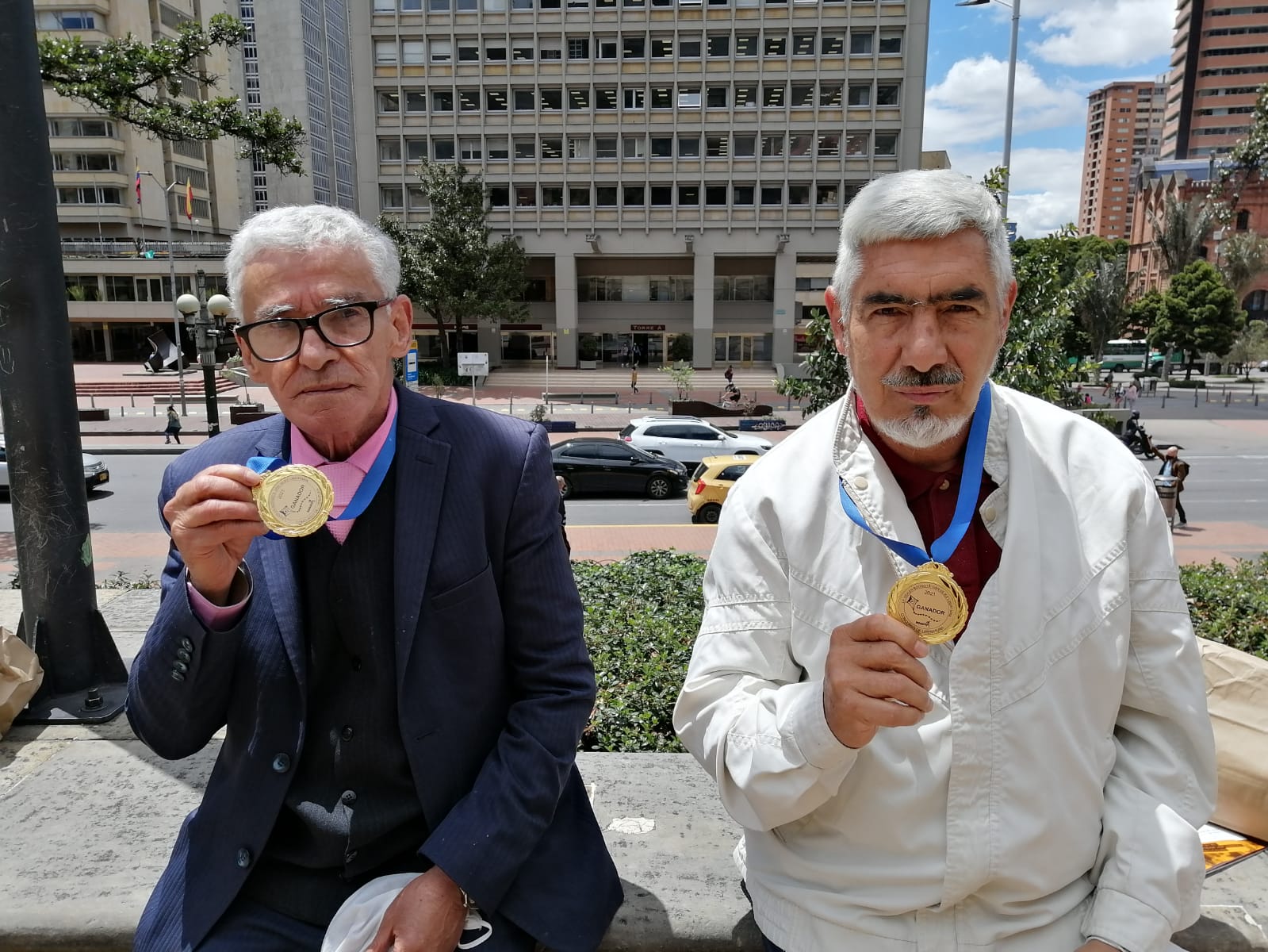 foto de carlos y jaim mostrando medallas de ganador