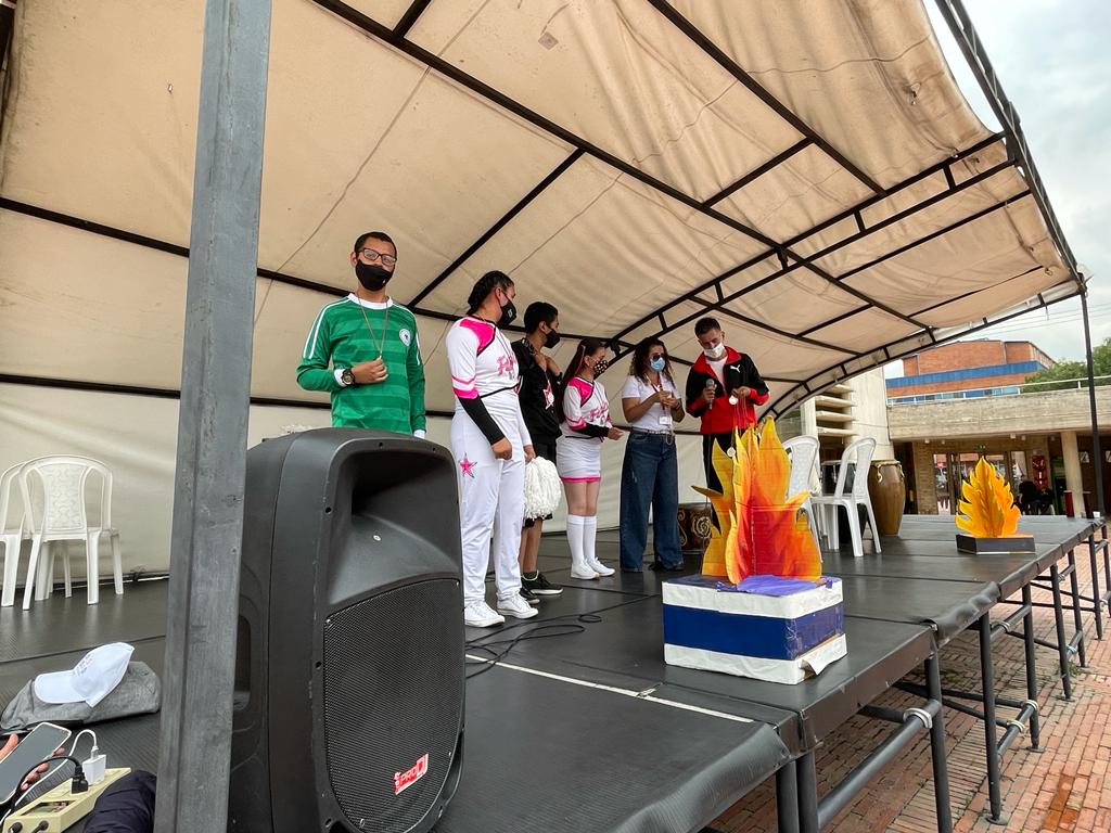 foto de la tarima con niños y niñas del centro crecer