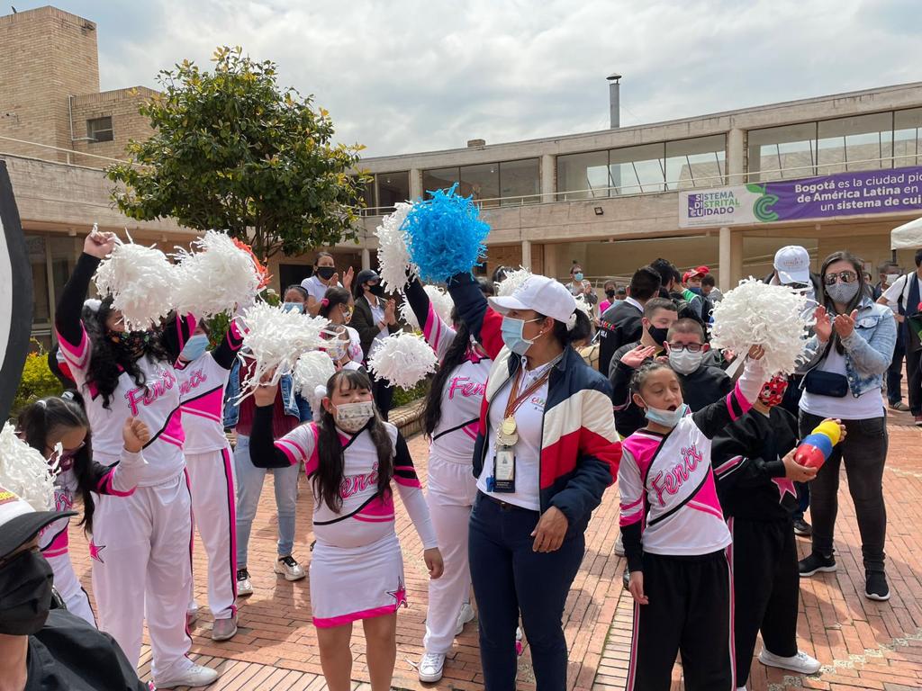foto de niñas porristas del centro crecer