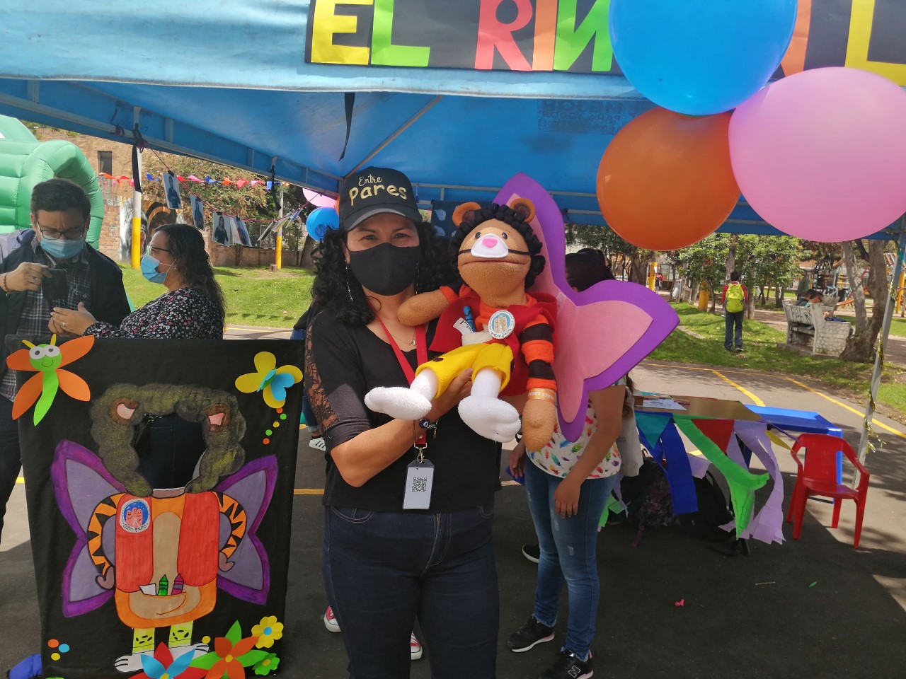 foto de mujer con titere