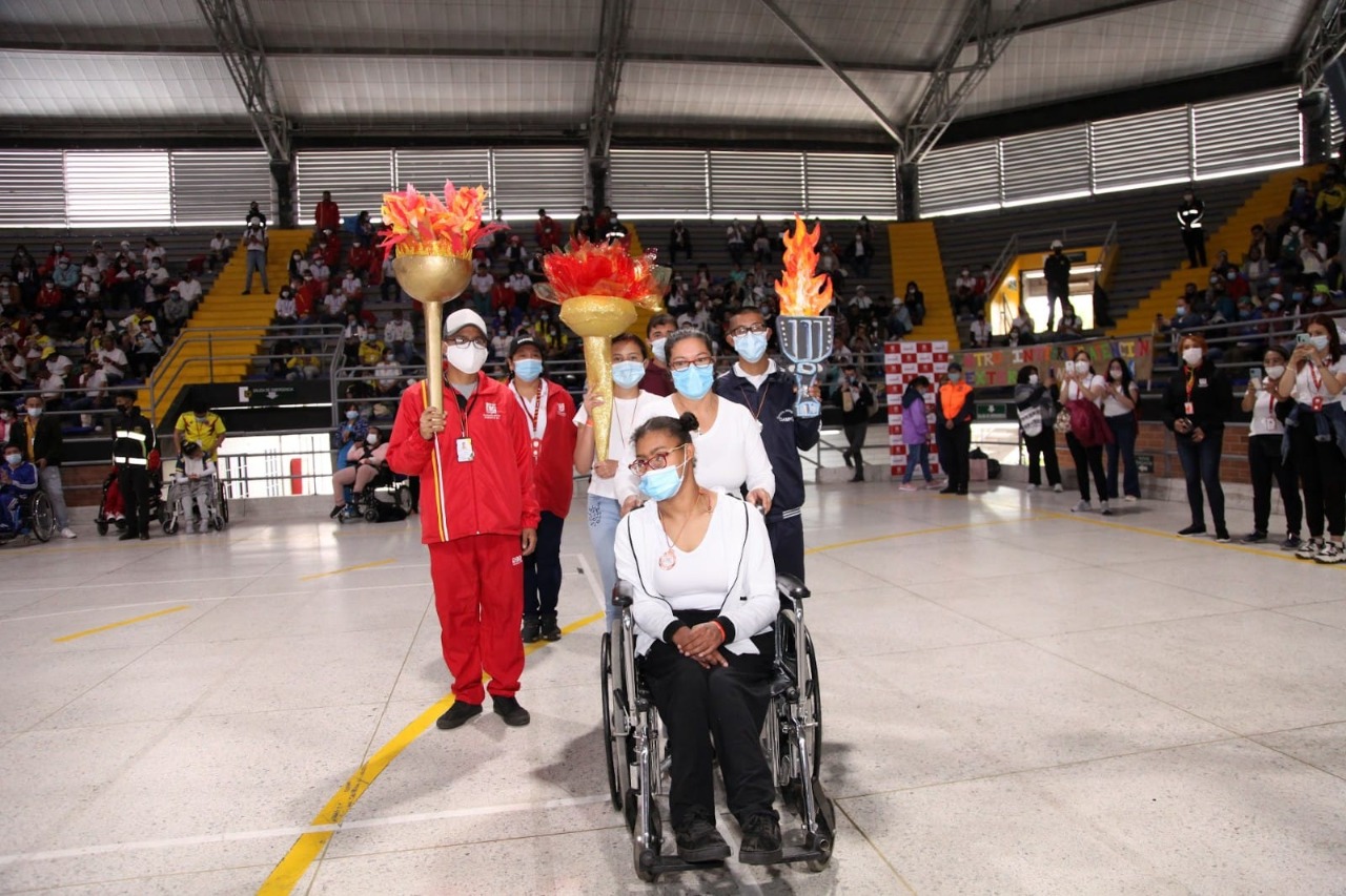 foto de personas con discapacidad levantando la llama olimpica