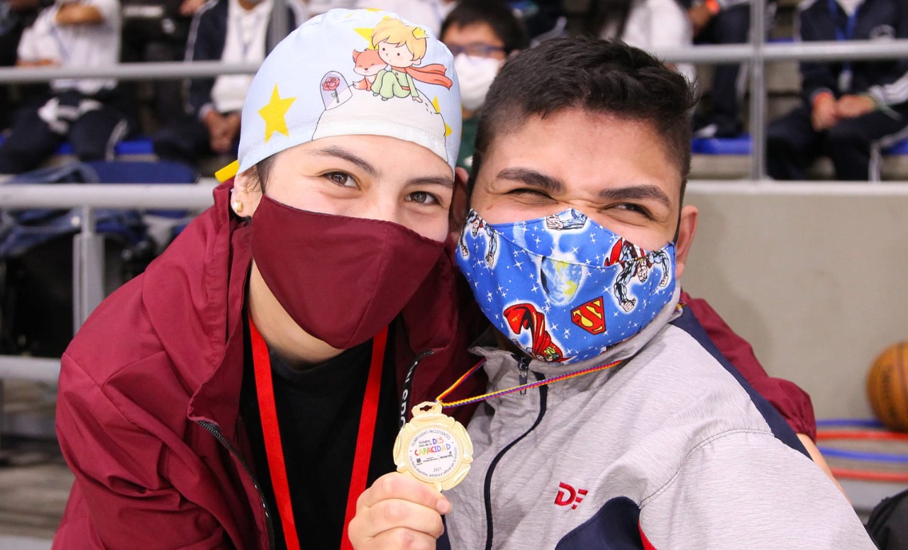 foto de niño con discapacidad con medalla