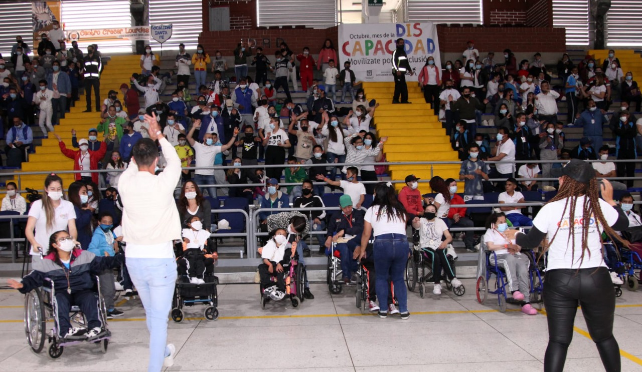 foto de personas con discapacidad en auditorio