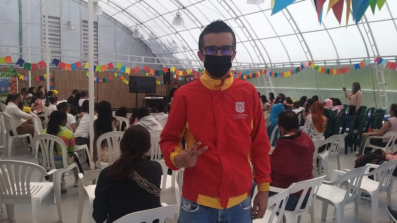 foto de funcionario en e evento