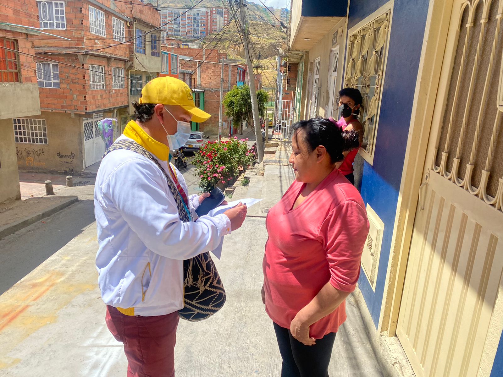 foto de funcionario hablando con una mujer
