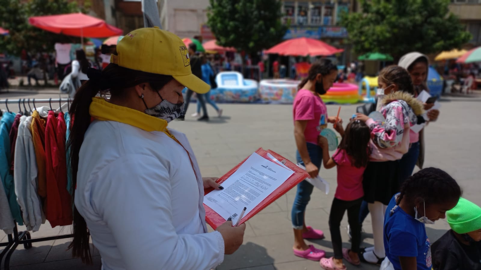 foto de niños y niñas en la calle
