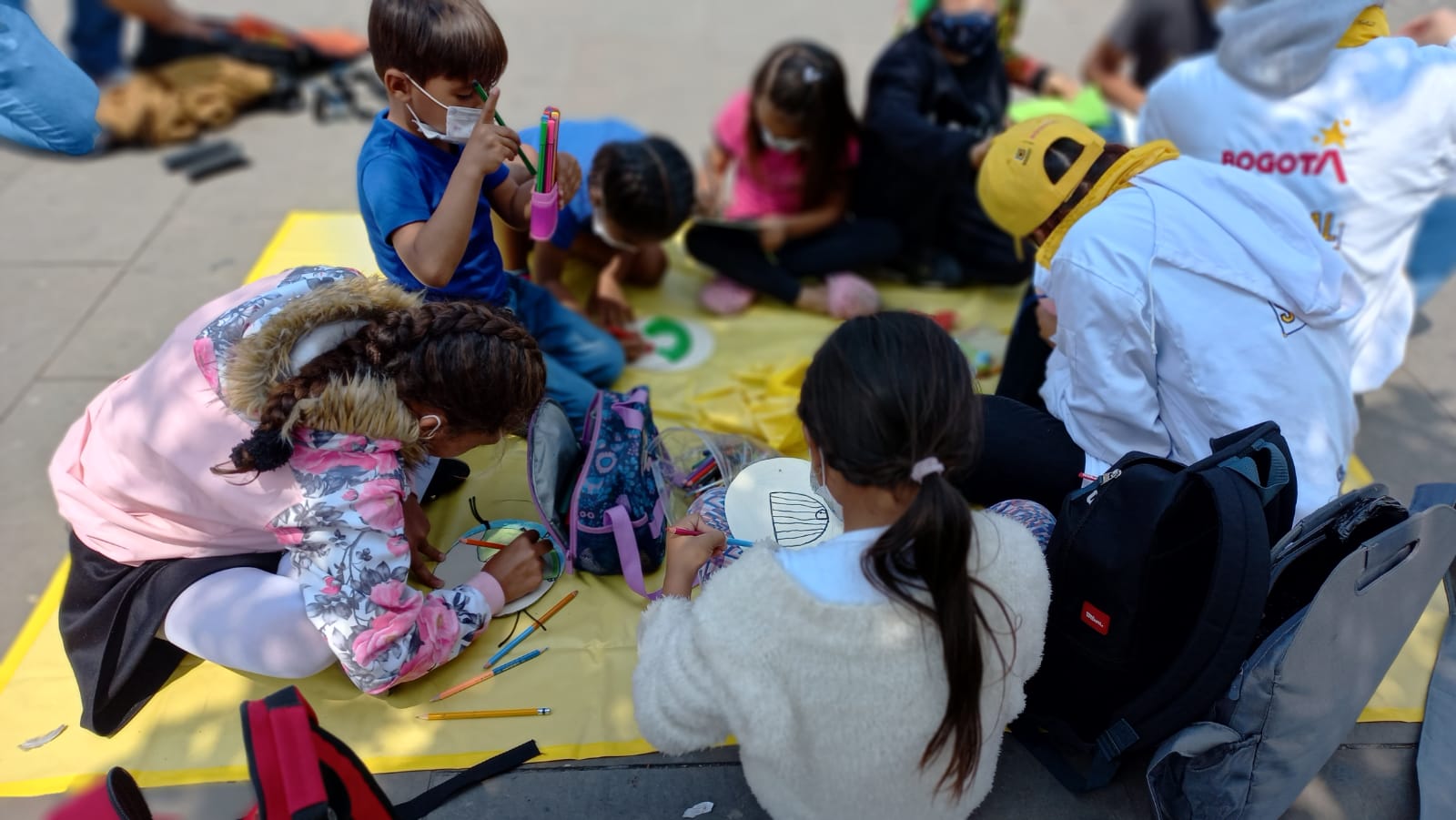 foto de niños y niñas pintando