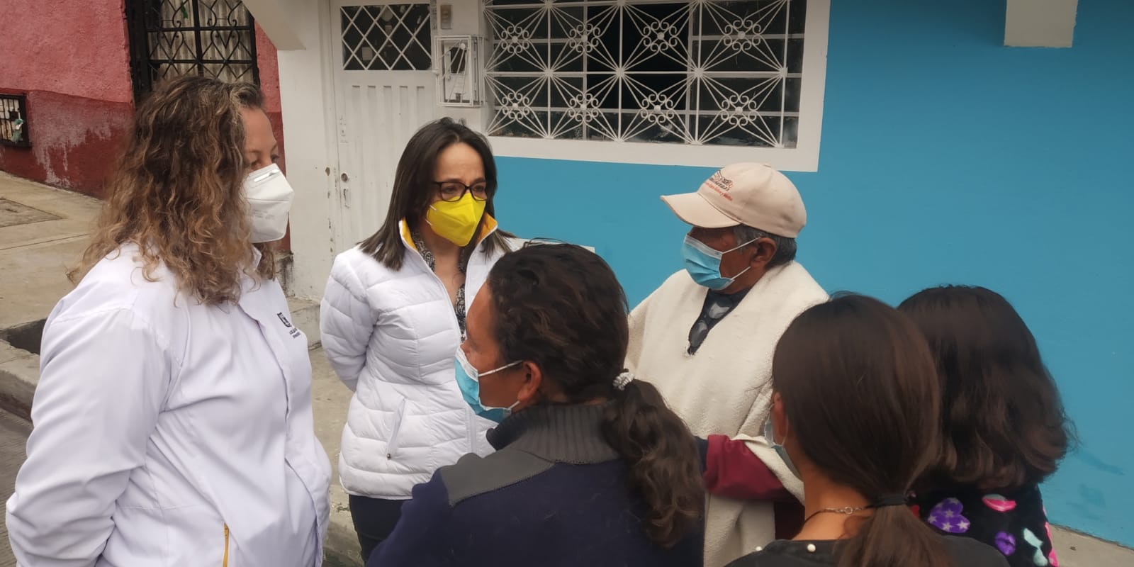 foto de secretaria escuchando a ciudadanos