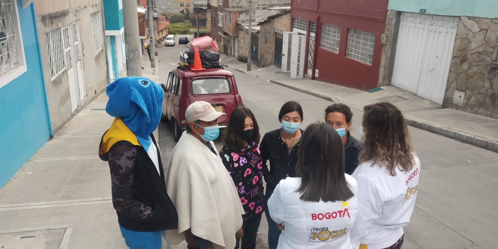 foto de ciudadanos y secretaria hablando en la calle