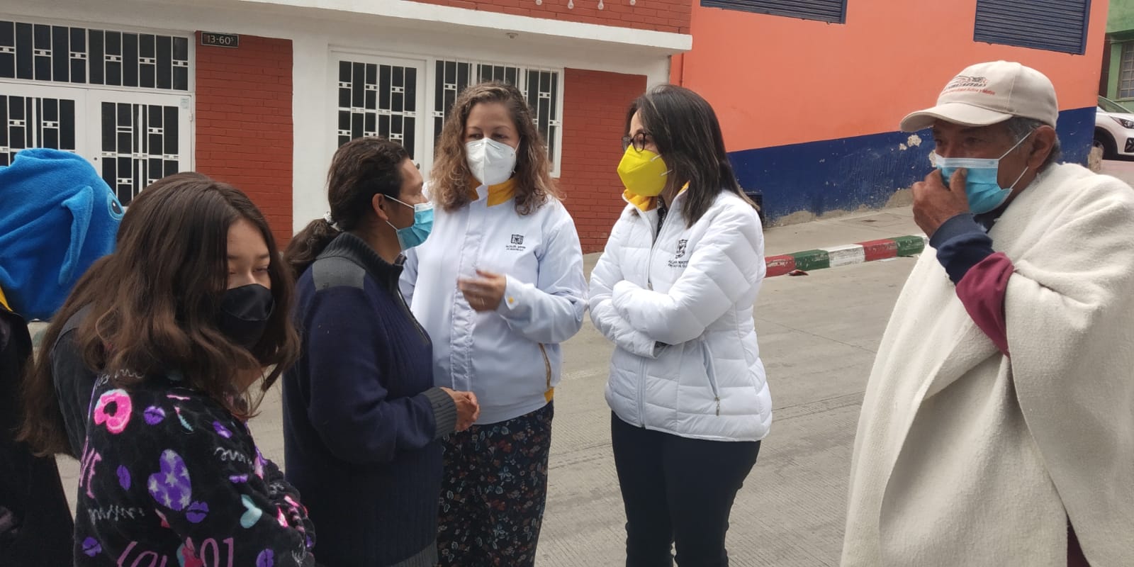 foto de secretaria hablando con ciudadania