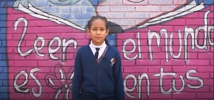 foto de niña posando para foto