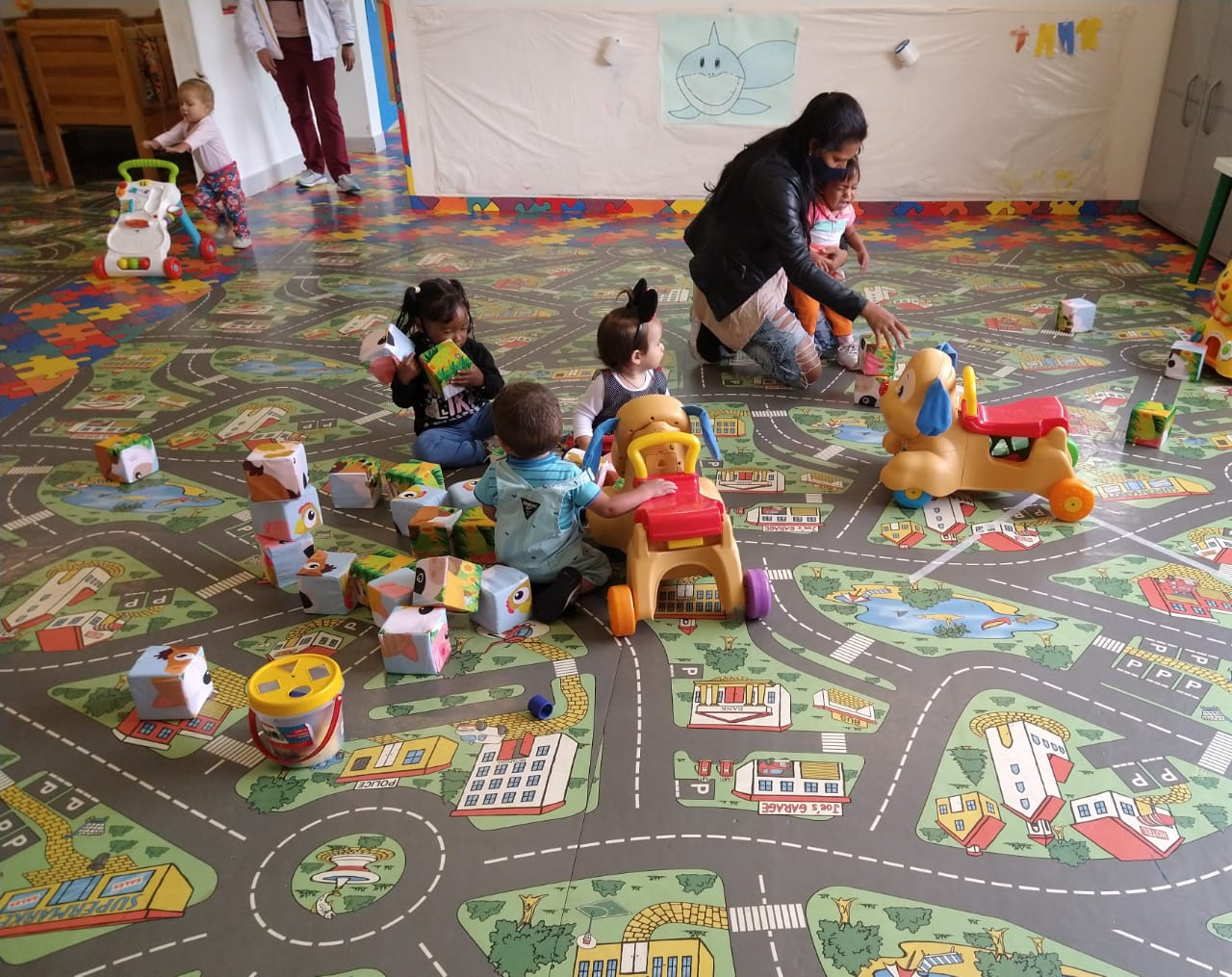 foto de bebes jugando en jardin