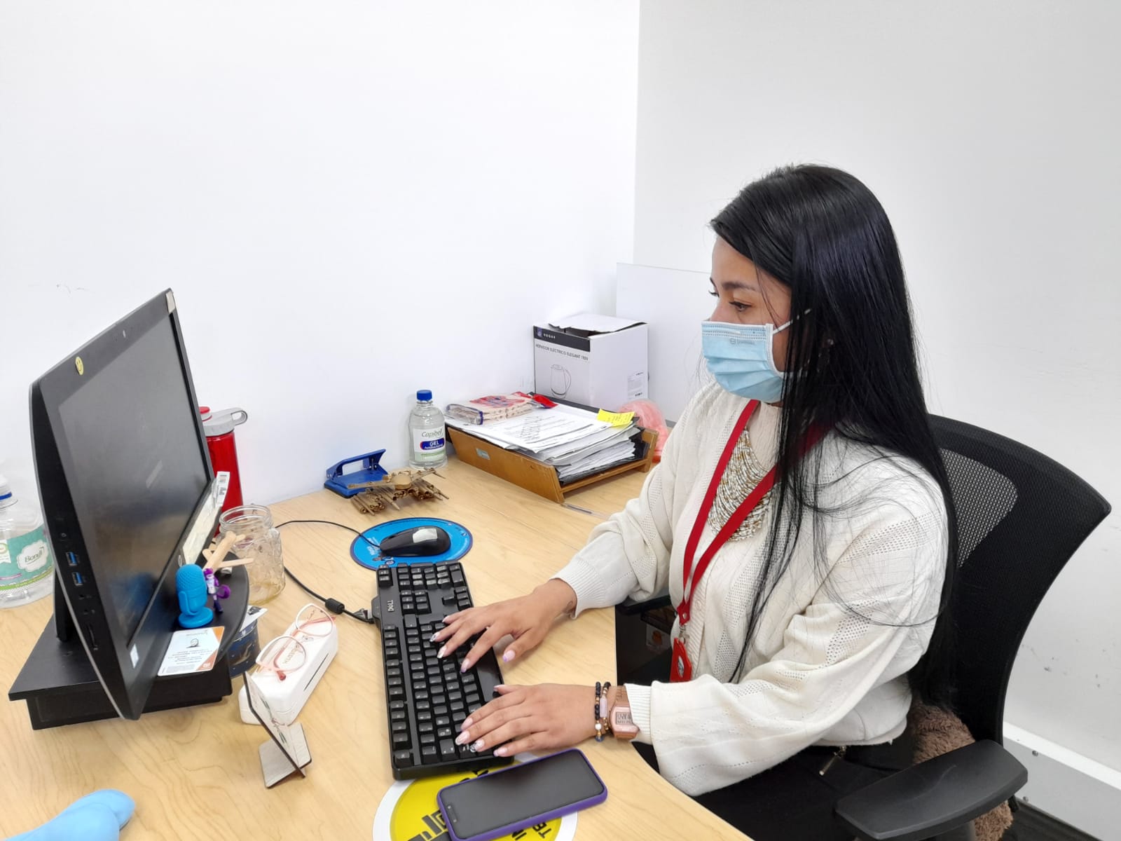 foto de mujer en la computadora