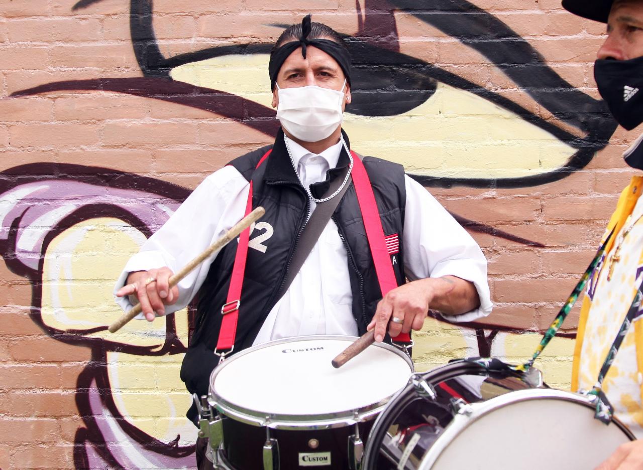 foto de angelo tocando el tambor