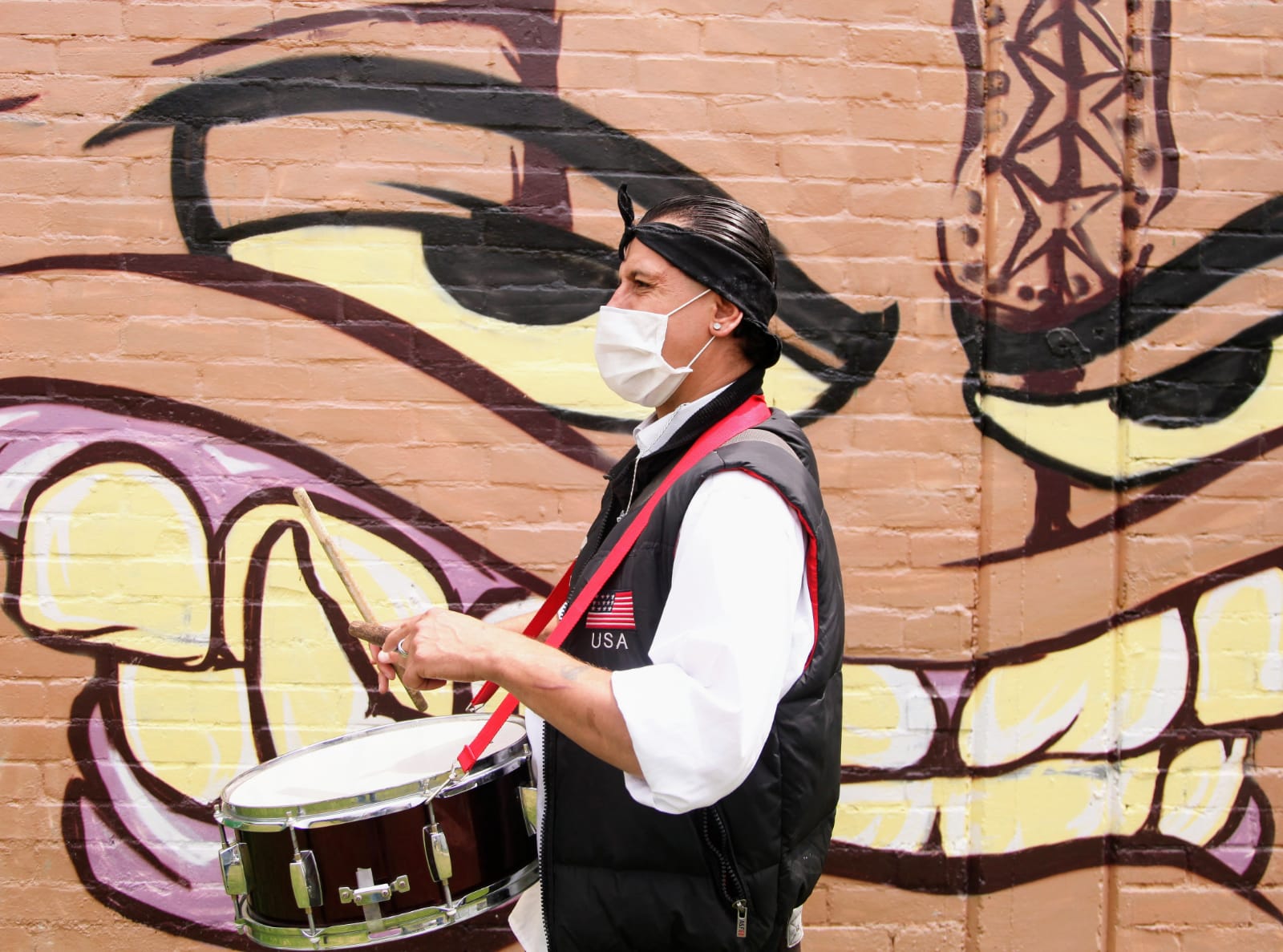 foto de angelo tocando instrumento musical